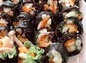 Hình của món Eat clean - kimbap gạo lứt 👩‍🍳.