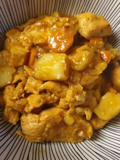 Una foto de Pollo con naranja y patatas