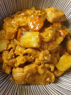 Una foto de Pollo con naranja y patatas