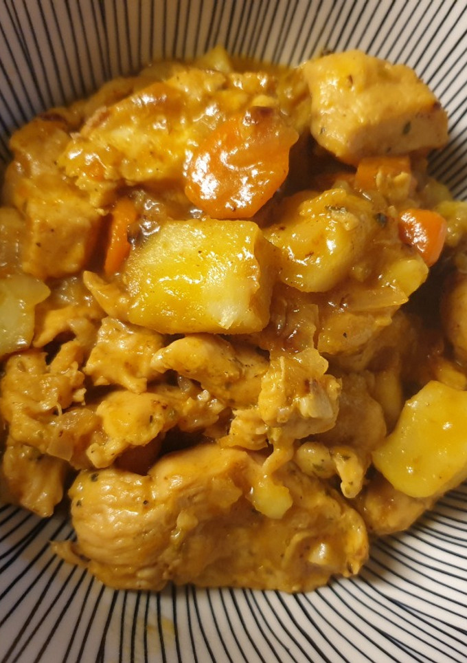 Una foto de Pollo con naranja y patatas