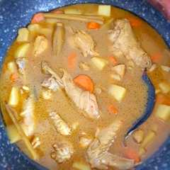 A picture of Kari ayam simple.