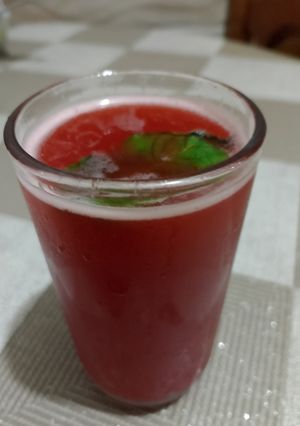صورة لوصفة عصير الفراولة والنعناع 🍓🌿