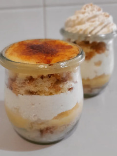 Una foto de Vasitos de crema de limón, nata y bizcocho