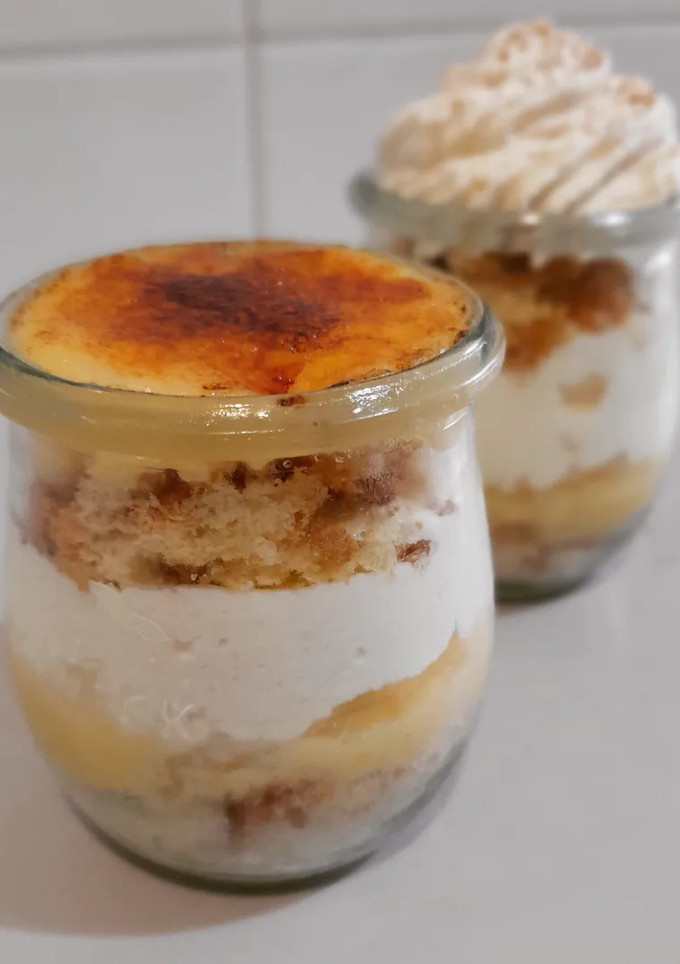 Una foto de Vasitos de crema de limón, nata y bizcocho