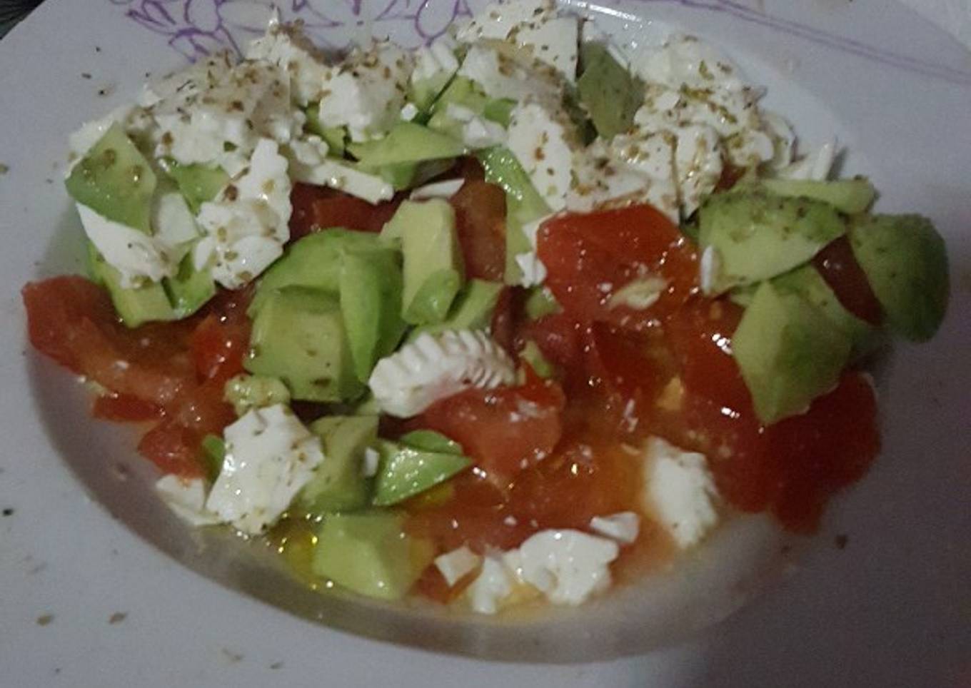 Ensalada de tomate, aguacate y queso fresco