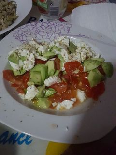 Una foto de Ensalada de tomate, aguacate y queso fresco