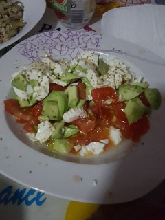 Una foto de Ensalada de tomate, aguacate y queso fresco