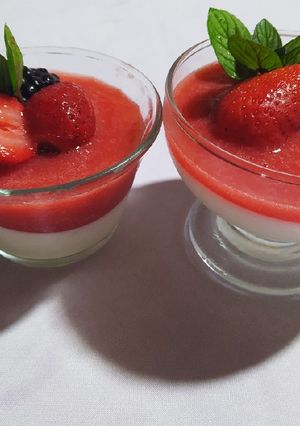 Una foto de Panna cotta con coulis de fresa