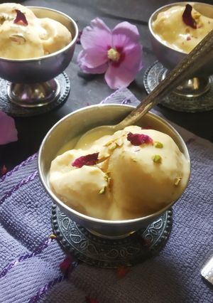 कस्टर्ड आइसक्रीम (Custard ice-cream recipe in hindi) रेसिपी मुख्य फोटो