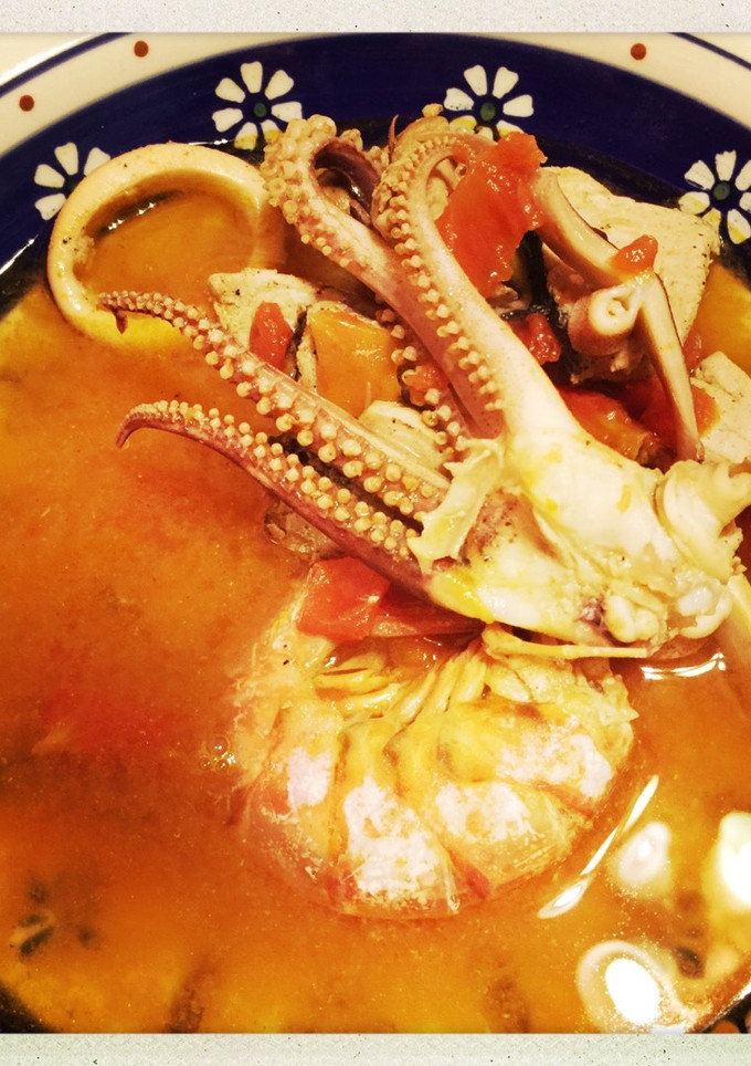 Una foto de Sopa de Bonito con Langostinos