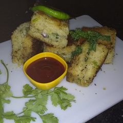 A picture of Stuffed Semolina Dhokla Sandwich.