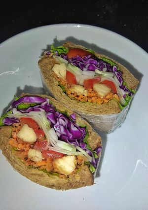 Hình của món Sandwich gà và rau củ.