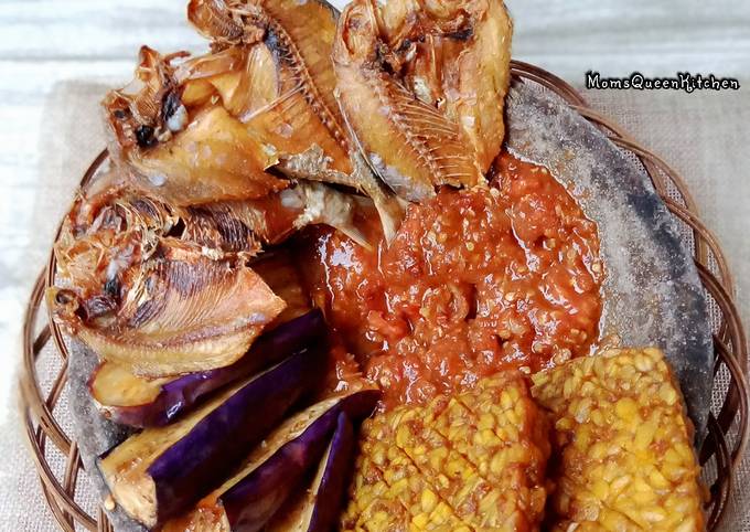 Lalapan sederhana ikan asin sambal terasi