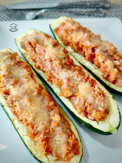 Una foto de Calabacín gratinado relleno de atún