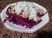 Una foto de repollo morado y carne picada