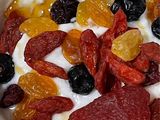 زبادي مع الزبيب والتوتيات المجففة والعسل