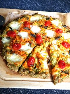 Una foto de Pizza con base de brócoli al dos quesos