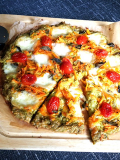 Una foto de Pizza con base de brócoli al dos quesos