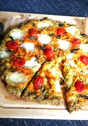 Una foto de Pizza con base de brócoli al dos quesos