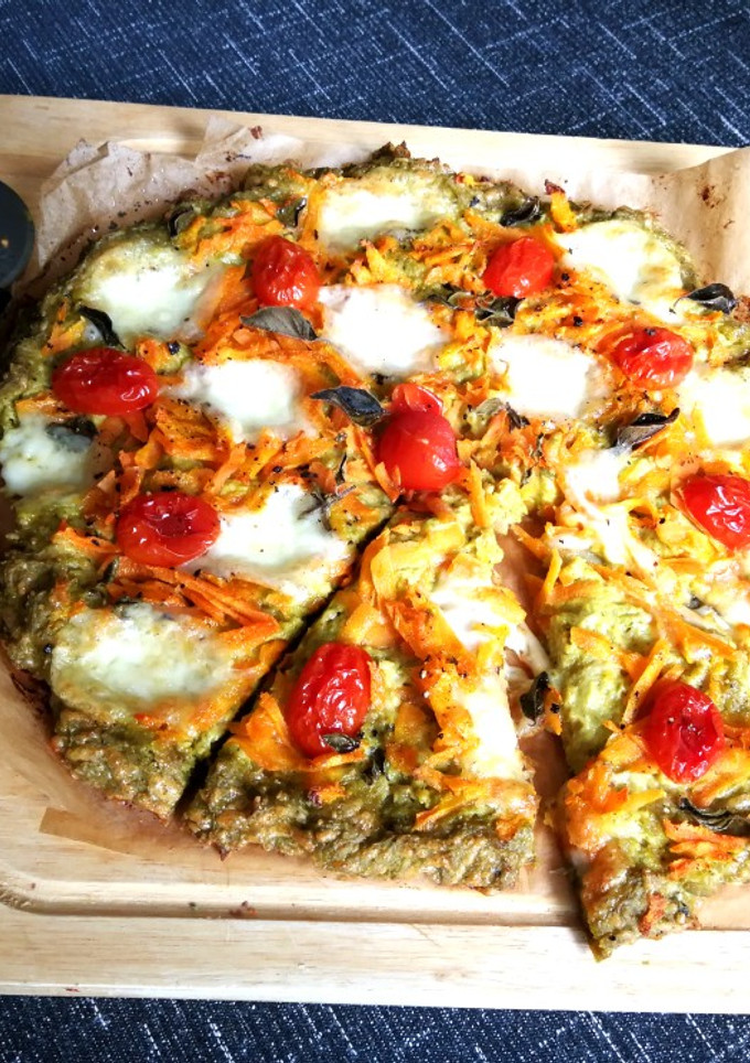Una foto de Pizza con base de brócoli al dos quesos
