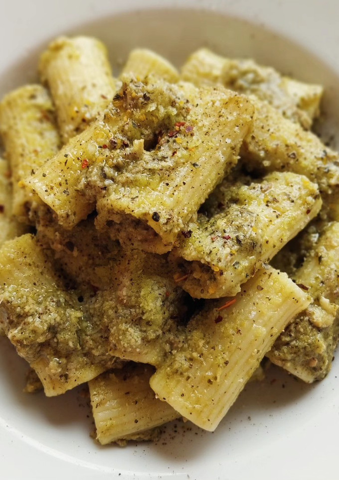 Una foto de Rigatonis rellenos de carne asada en salsa pesto