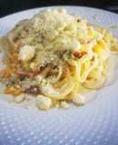 Pasta a la carbonara tradicional con queso parmesano