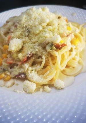 Una foto de Pasta a la carbonara tradicional con queso parmesano