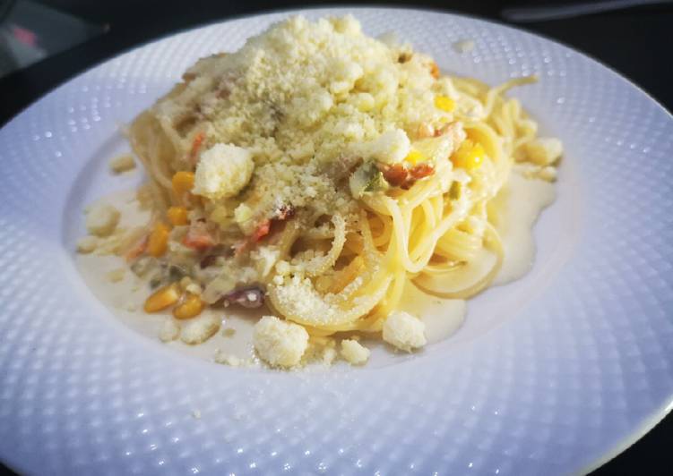 Pasta a la Carbonara con Queso Parmesano y crema de Leche