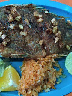 Una foto de Mojarra frita al ajo