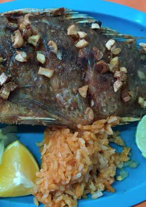 Una foto de Mojarra frita al ajo