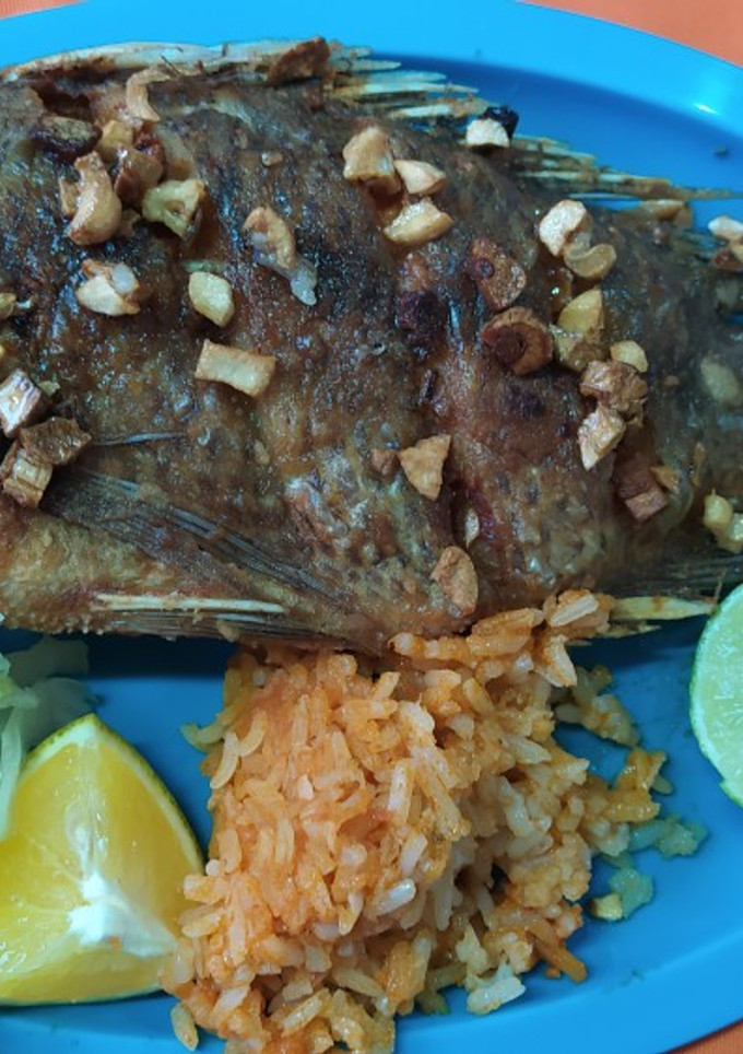 Una foto de Mojarra frita al ajo