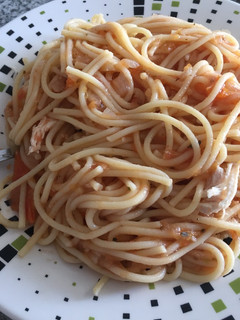 Una foto de Pasta, pollo y salsa napolitana