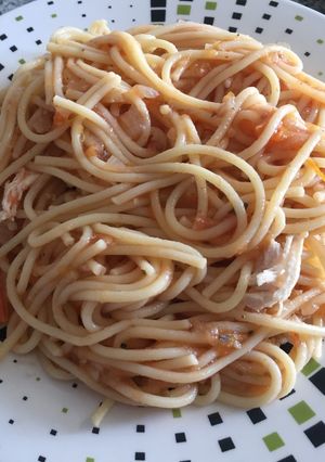 Una foto de Pasta, pollo y salsa napolitana