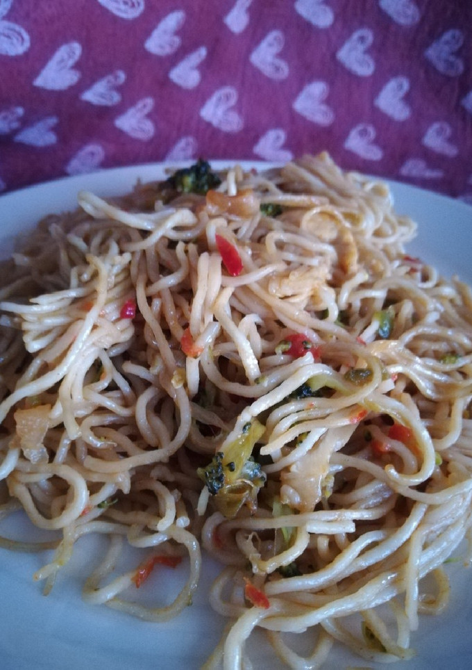Una foto de Wok de fideos chinos con pollo y verduras "Apto para diabéticos"