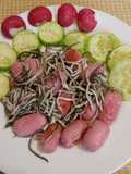 Salchichas minis con gulas al ajillo y calabacín al horno