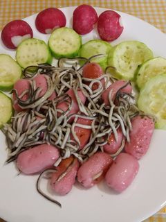 Una foto de Salchichas minis con gulas al ajillo y calabacín al horno