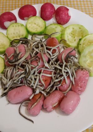 Una foto de Salchichas minis con gulas al ajillo y calabacín al horno