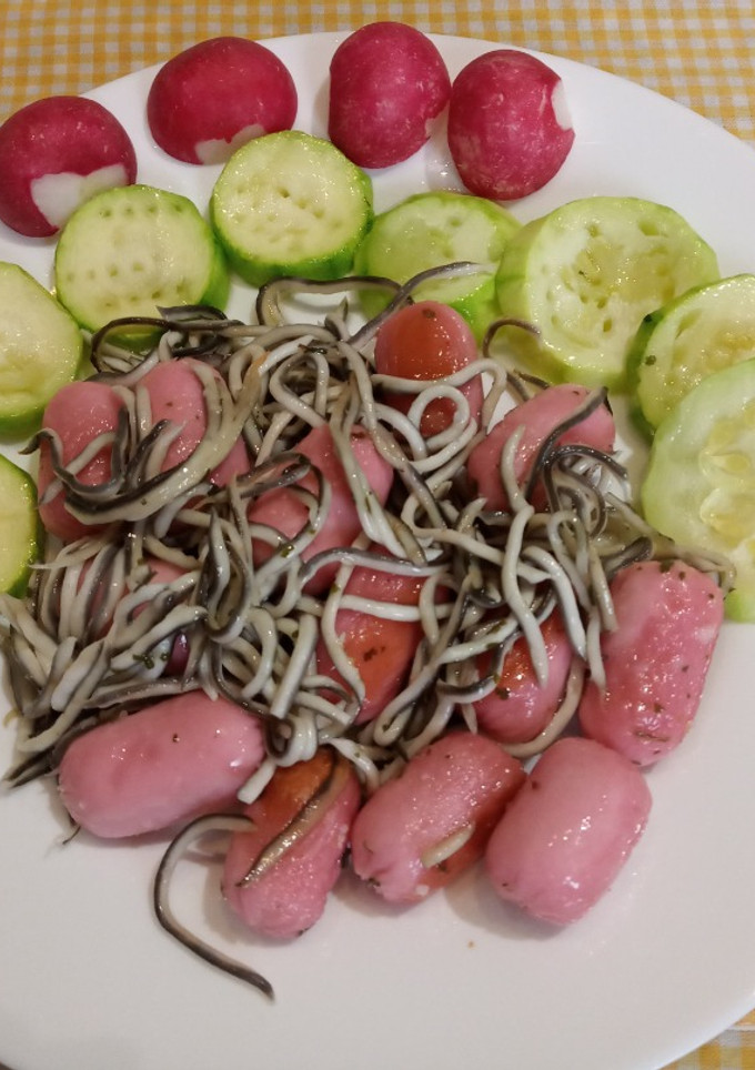 Una foto de Salchichas minis con gulas al ajillo y calabacín al horno