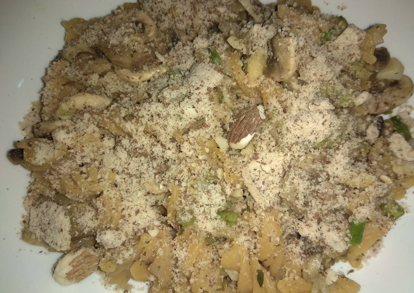 Espirales de lenteja roja con champiñones y espárragos