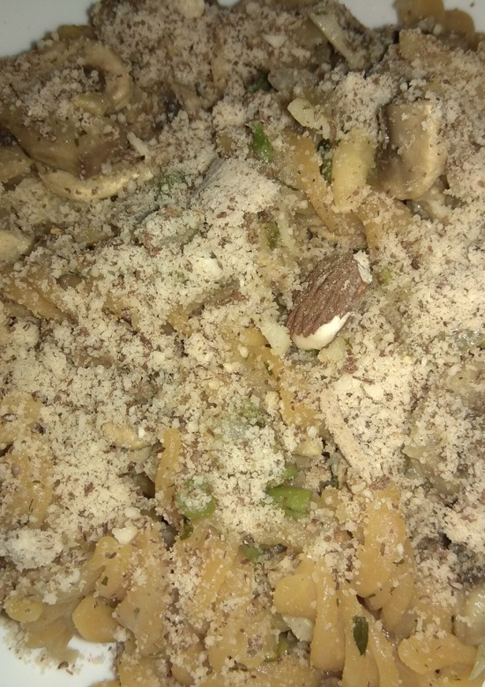 Una foto de Espirales de lenteja roja con champiñones y espárragos