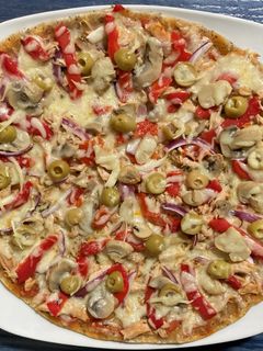 Una foto de Pizza de melva con pimiento asado