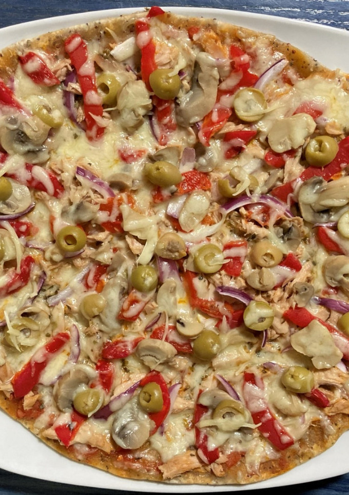 Una foto de Pizza de melva con pimiento asado