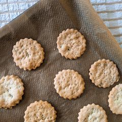 A picture of Rosemary Sea Salt Crackers.