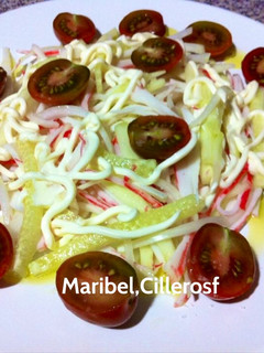 Una foto de Ensalada de hortalizas y palitos de cangrejo