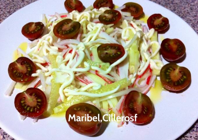 Foto principal de Ensalada de hortalizas y palitos de cangrejo