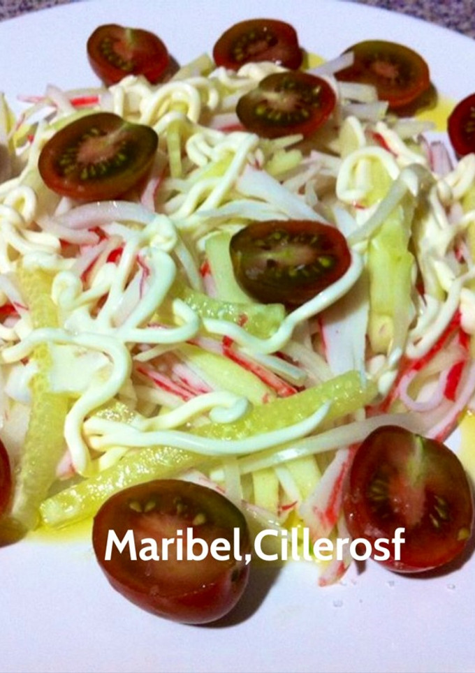 Una foto de Ensalada de hortalizas y palitos de cangrejo