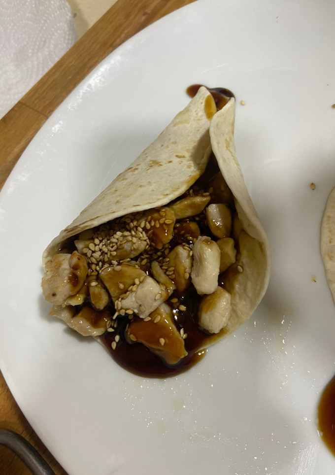 Una foto de Taco con pollo soja con salsa teriyaki