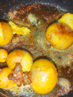 நாட்டுக்கோழி முட்டை கரு ஃப்ரை(country chicken egg yolk fry recipe in tamil) செய்முறை முக்கிய புகைப்படம்