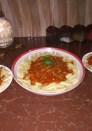 صورة لوصفة معكرونة بالنقانق (المرقاز)