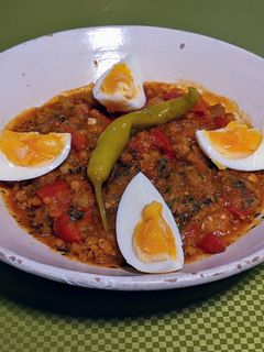 Una foto de Lentejas rojas en Shakshuka